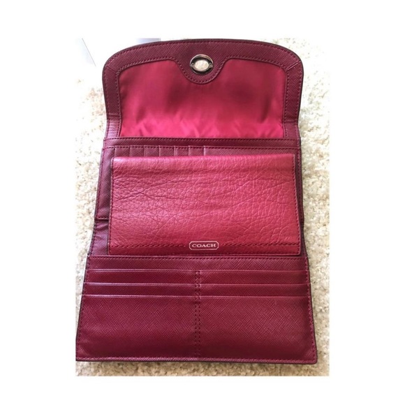 Coach Turnlock Leather Checkbook in Bordeaux. - Picture 2 of 4